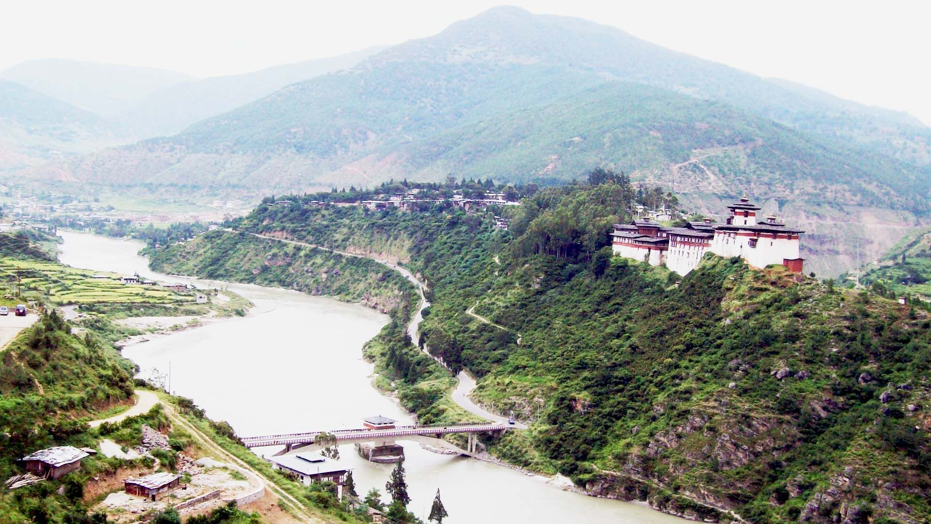 Wangdue Phodrang Dzong above the valley
